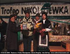 Pres. ANA AVB Curti consegna la targa commemorativa alla moglie di Cesare Calvi