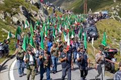 Il corteo verso il versante valtellinese con le decine di gagliardetti da tutta la provincia