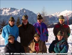 Alpini con Pietro Cavagna (centro) reduce