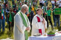 Don Dario Covelli, parroco di Averara (a destra), presiede la Messa