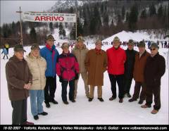 Alpini con Pietro Cavagna (centro) reduce