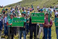 I vessilli delle sezioni valtellinese e bergamasca